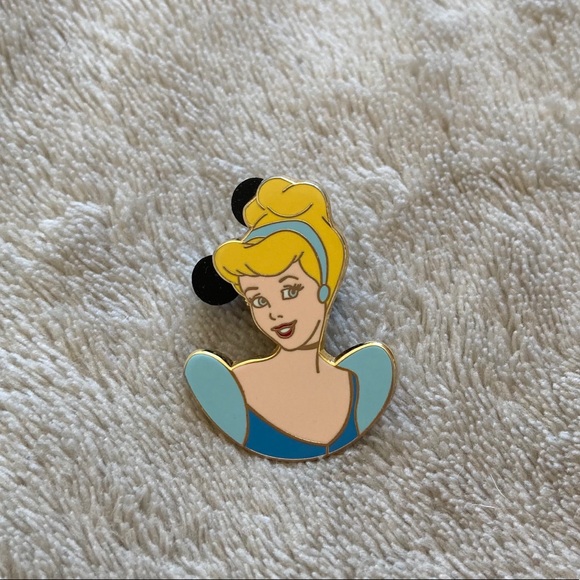 Cinderella brooch - Picture 3 of 4